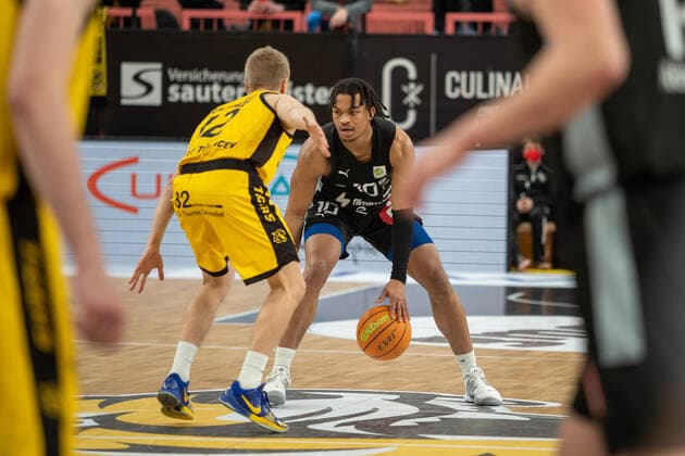 Aatu Kivimaeki Tigers Tuebingen, 12 Evan Taylor Nuernberg Falcons, 10 Tigers Tuebingen vs Nuernberg Falcons, 2 Basketball Bundesliga, Pro A, Barmer 2 Basketball, 27 Spieltag , Spielzeit 2021 2022, 04 03 2022 Tigers Tuebingen vs Nuernberg Falcons, 2 Basketball Bundesliga, Pro A, Barmer 2 Basketball, 27 Spieltag , Spielzeit 2021 2022, 04 03 2022 Tuebingen Copyright: xNinaxSanderx xEibnerxPressefotox EP_NSR