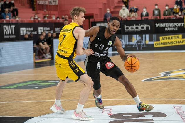 Timo Lanmüller Tigers Tuebingen, 07 A J Davis Jr Nuernberg Falcons, 03 Tigers Tuebingen vs Nuernberg Falcons, 2 Basketball Bundesliga, Pro A, Barmer 2 Basketball, 27 Spieltag , Spielzeit 2021 2022, 04 03 2022 Tigers Tuebingen vs Nuernberg Falcons, 2 Basketball Bundesliga, Pro A, Barmer 2 Basketball, 27 Spieltag , Spielzeit 2021 2022, 04 03 2022 Tuebingen Copyright: xNinaxSanderx xEibnerxPressefotox EP_NSR