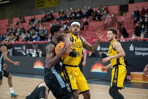 Roland L Amour Nyama Nuernberg Falcons, 24 Isaiah Crawley Tigers Tuebingen, 53 Tigers Tuebingen vs Nuernberg Falcons, 2 Basketball Bundesliga, Pro A, Barmer 2 Basketball, 27 Spieltag , Spielzeit 2021 2022, 04 03 2022 Tigers Tuebingen vs Nuernberg Falcons, 2 Basketball Bundesliga, Pro A, Barmer 2 Basketball, 27 Spieltag , Spielzeit 2021 2022, 04 03 2022 Tuebingen Copyright: xNinaxSanderx xEibnerxPressefotox EP_NSR