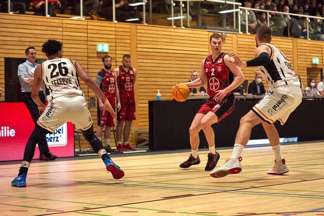 Adieu Cessay Itzehoe Eagles 26 , Robert Merz Bayer Giants Leverkusen 02 Itzehoe Eagles vs Bayer Giants Leverkusen, ProA, 2 Barmer Basketball, Bundesliga, Spielzeit 2021 2022, 27 Spieltag, 04 03 2022 Photo EIBNER Stephanie Zerbe Itzehoe Eagles vs Bayer Giants Leverkusen, ProA, 2 Barmer Basketball, Bundesliga, Spielzeit 2021 2022, 27 Spieltag, 04 03 2022 Brokdorf Copyright: xStephaniexZerbe xEibner-Pressefox EP_SZE