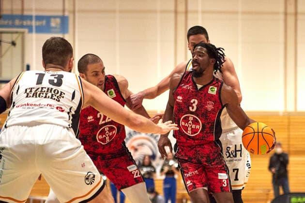 Duel between Quentin Goodin Bayer Giants Leverkusen 03 , Dennis Heinzmann Bayer Giants Leverkusen 22 , Marko Boksic Itzehoe Eagles 07 Itzehoe Eagles vs Bayer Giants Leverkusen, ProA, 2 Barmer Basketball, Bundesliga, Spielzeit 2021 2022, 27 Spieltag, 04 03 2022 Photo EIBNER Stephanie Zerbe Itzehoe Eagles vs Bayer Giants Leverkusen, ProA, 2 Barmer Basketball, Bundesliga, Spielzeit 2021 2022, 27 Spieltag, 04 03 2022 Brokdorf Copyright: xStephaniexZerbe xEibner-Pressefox EP_SZE