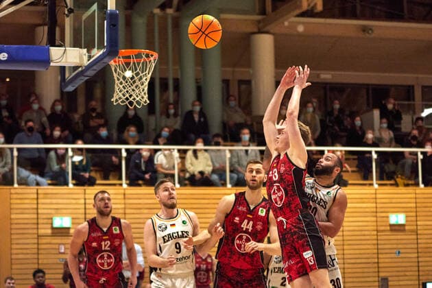 Basket shot by Lennard Winter Bayer Giants Leverkusen 13 , Lucien Schmikale Itzehoe Eagles 09 , Melvin Jostmann Bayer Giants Leverkusen 12 Itzehoe Eagles vs Bayer Giants Leverkusen, ProA, 2 Barmer Basketball, Bundesliga, Spielzeit 2021 2022, 27 Spieltag, 04 03 2022 Foto EIBNER Stephanie Zerbe Itzehoe Eagles vs Bayer Giants Leverkusen, ProA, 2 Barmer Basketball, Bundesliga, Spielzeit 2021 2022, 27 Spieltag, 04 03 2022 Brokdorf Copyright: xStephaniexZerbe xEibner-Pressefox EP_SZE