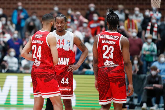 04 03 2022, s Oliver Wuerzburg vs ratiopharm Ulm, easyCredit BBL, 23 Spieltag, GER, Wuerzburg, tectake Arena, In picture from left Cameron Hunt s Oliver Wuerzburg , William Buford s Oliver Wuerzburg and Desi Rodriguez s Oliver Wuerzburg discussing Copyright: HMBxMedia xJulienxBecker