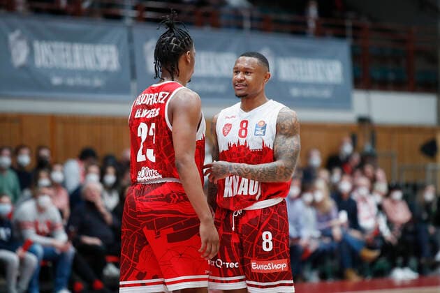 04 03 2022, s Oliver Wuerzburg vs ratiopharm Ulm, easyCredit BBL, 23 matchday, GER, Wuerzburg, tectake Arena, In picture from left Desi Rodriguez s Oliver Wuerzburg and Charles Callison s Oliver Wuerzburg discussing Copyright: HMBxMedia xJulienxBecker