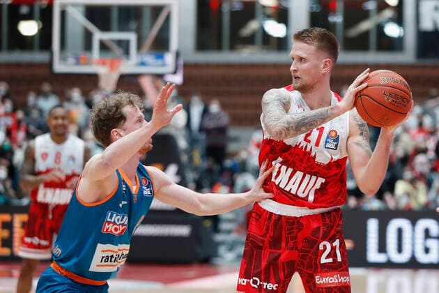 04 03 2022, s Oliver Wuerzburg vs ratiopharm Ulm, easyCredit BBL, 23 matchday, GER, Wuerzburg, tectake Arena, In picture from left Per Guenther ratiopharm ulm vs Aigars Skele s Oliver Wuerzburg Copyright: HMBxMedia xJulienxBecker