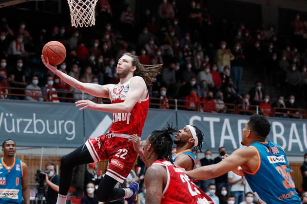 04 03 2022, s Oliver Wuerzburg vs ratiopharm Ulm, easyCredit BBL, 23 matchday, GER, Wuerzburg, tectake Arena, In picture from left Craig Moller s Oliver Wuerzburg vs Jaron Blossomgame ratiopharm ulm Copyright: HMBxMedia xJulienxBecker