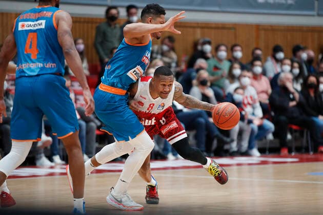 04 03 2022, s Oliver Wuerzburg vs ratiopharm Ulm, easyCredit BBL, 23 Matchday, GER, Wuerzburg, tectake Arena, In picture from left Karim Jallow ratiopharm ulm vs Charles Callison s Oliver Wuerzburg Copyright: HMBxMedia xJulienxBecker