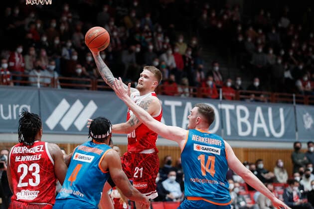 04 03 2022, s Oliver Wuerzburg vs ratiopharm Ulm, easyCredit BBL, 23 matchday, GER, Wuerzburg, tectake Arena, In picture from left Aigars Skele s Oliver Wuerzburg vs Philipp Herkenhoff ratiopharm ulm Copyright: HMBxMedia xJulienxBecker