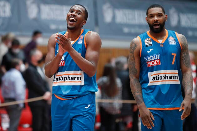 04 03 2022, s Oliver Wuerzburg vs ratiopharm Ulm, easyCredit BBL, 23 Matchday, GER, Wuerzburg, tectake Arena, In the picture jubilation after the victory with from left Semaj Christon ratiopharm ulm and Sindarius Thornwell ratiopharm ulm Copyright: HMBxMedia xJulienxBecker