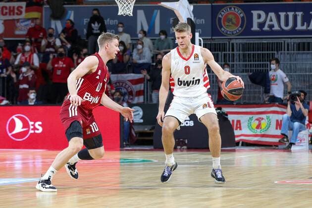l r in duel, action, with Ognjen Jaramaz 10 FC Bayern Basketball Thomas Walkup 0 Olympiakos Piraeus , FC Bayern Basketball vs Olympiakos Piraeus, Euroleague, 04 03 2022 Muenchen Bayern Germany Copyright: xkolbert-press ChristianxKolbertx