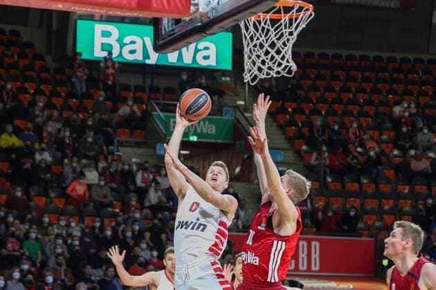 l r in duel, action, with Thomas Walkup 0 Olympiakos Piraeus and Ognjen Jaramaz 10 FC Bayern Basketball , FC Bayern Basketball vs Olympiakos Piraeus, Euroleague, 04 03 2022 Muenchen Bayern Germany Copyright: xkolbert-press ChristianxKolbertx