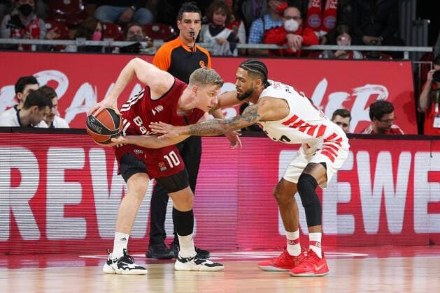 l r in duel, action, with Ognjen Jaramaz 10 FC Bayern Basketball and Tyler Dorsey 2 Olympiakos Piraeus , FC Bayern Basketball vs Olympiakos Piraeus, Euroleague, 04 03 2022 Muenchen Bayern Germany Copyright: xkolbert-press ChristianxKolbertx