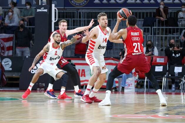 in duel, action, with, Tyler Dorsey 2 Olympiakos Piraeus , Sasha Vezenkov 14 Olympiakos Piraeus , Augustine Rubit 21 FC Bayern Basketball , FC Bayern Basketball vs Olympiakos Piraeus, Euroleague, 04 03 2022 Muenchen Bayern Germany Copyright: xkolbert-press ChristianxKolbertx