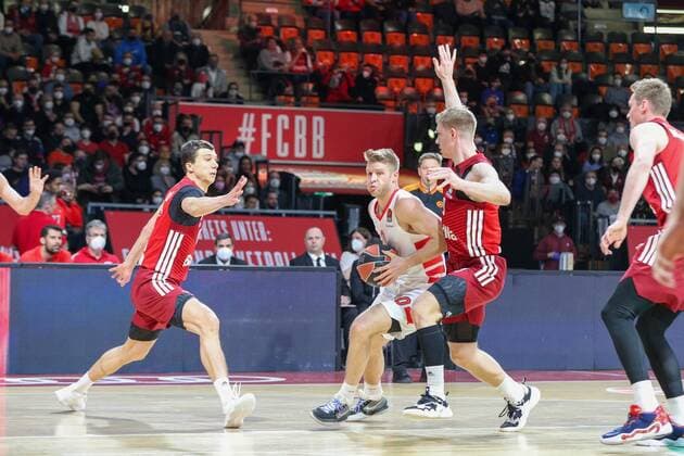 l r in duel, action, with Vladimir Lucic 11 FC Bayern Basketball , Thomas Walkup 0 Olympiakos Piraeus , Ognjen Jaramaz 10 FC Bayern Basketball , FC Bayern Basketball vs Olympiakos Piraeus, Euroleague, 04 03 2022 Munich Bavaria Germany Copyright: xkolbert-press ChristianxKolbertx