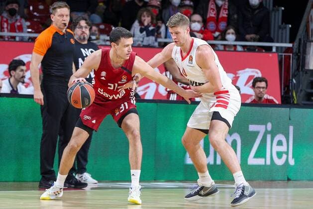 l r in duel, action, with Zan Mark Sisko 31 FC Bayern Basketball and Thomas Walkup 0 Olympiakos Piraeus , FC Bayern Basketball vs Olympiakos Piraeus, Euroleague, 04 03 2022 Muenchen Bayern Germany Copyright: xkolbert-press ChristianxKolbertx