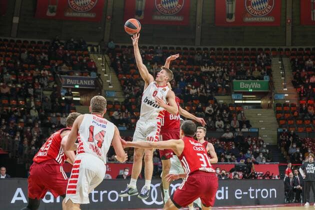in duel, action, with Thomas Walkup 0 Olympiakos Piraeus , FC Bayern Basketball vs Olympiakos Piraeus, Euroleague, 04 03 2022 Muenchen Bayern Germany Copyright: xkolbert-press ChristianxKolbertx