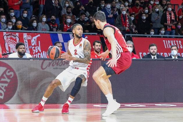 l r in duel, action, with Tyler Dorsey 2 Olympiakos Piraeus and Vladimir Lucic 11 FC Bayern Basketball , FC Bayern Basketball vs Olympiakos Piraeus, Euroleague, 04 03 2022 Muenchen Bayern Germany Copyright: xkolbert-press ChristianxKolbertx