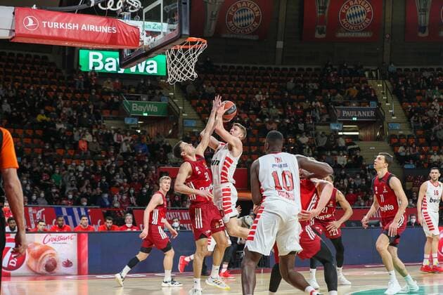 l r in duel, action, with Zan Mark Sisko 31 FC Bayern Basketball and Thomas Walkup 0 Olympiakos Piraeus , FC Bayern Basketball vs Olympiakos Piraeus, Euroleague, 04 03 2022 Muenchen Bayern Germany Copyright: xkolbert-press ChristianxKolbertx