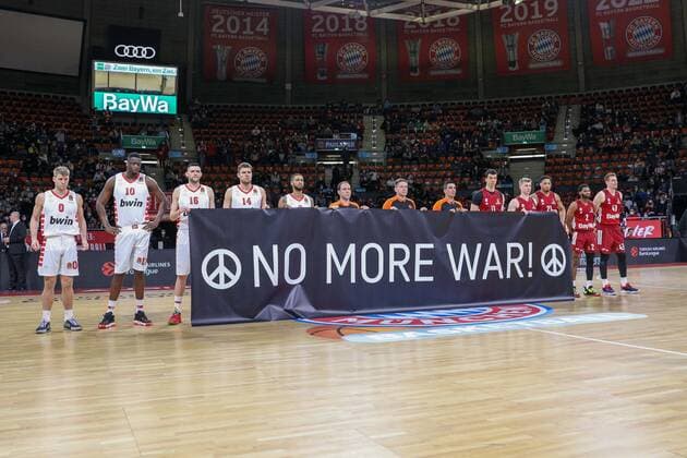 Both teams had a banner against war, War, FC Bayern Basketball vs Olympiakos Piraeus, Euroleague, 04 03 2022 Muenchen Bayern Germany Copyright: xkolbert-press ChristianxKolbertx