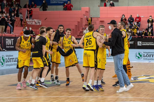 Tigers Tuebingen win over Nuernberg Falcons Tigers Tuebingen vs Nuernberg Falcons, 2 Basketball Bundesliga, Pro A, Barmer 2 Basketball, 27 Spieltag , Spielzeit 2021 2022, 04 03 2022 Tigers Tuebingen vs Nuernberg Falcons, 2 Basketball Bundesliga, Pro A, Barmer 2 Basketball, 27 Spieltag , Spielzeit 2021 2022, 04 03 2022 Tuebingen Copyright: xNinaxSanderx xEibnerxPressefotox EP_NSR