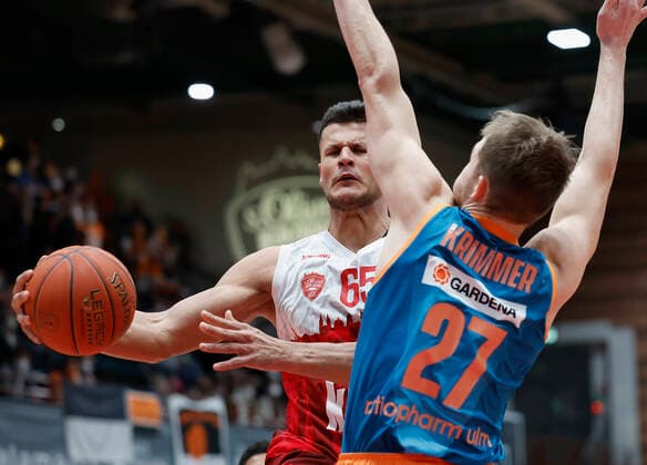 04 03 2022, basketball, BBL, main round, s Oliver Wuerzburg ratiopharm ulm, GER, Wuerzburg, tectake Arena picture from left Filip Stanic s Oliver Wuerzburg and Moritz Krimmer ratiopharm ulm Copyright: HMBxMedia xHeikoxBecker