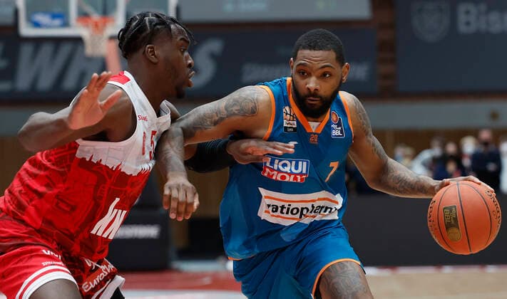 04 03 2022, basketball, BBL, main round, s Oliver Wuerzburg ratiopharm ulm, GER, Wuerzburg, tectake Arena picture from left Abdul Makik s Oliver Wuerzburg and Sindarius Thornwell ratiopharm ulm Copyright: HMBxMedia xHeikoxBecker