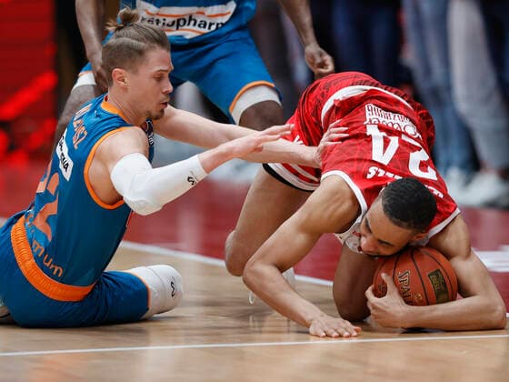 04 03 2022, basketball, BBL, main round, s Oliver Wuerzburg ratiopharm ulm, GER, Wuerzburg, tectake Arena picture from left Thomas Klepeisz ratiopharm ulm and Cameron Hunt s Oliver Wuerzburg Copyright: HMBxMedia xHeikoxBecker