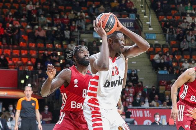 in duel, action, with Othello Hunter 8 FC Bayern Basketball and Moustapha Fall 10 Olympiakos Piraeus , FC Bayern Basketball vs Olympiakos Piraeus, Euroleague, 04 03 2022 Muenchen Bayern Germany Copyright: xkolbert-press ChristianxKolbertx