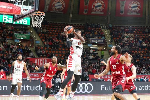 in duel, action, with Livio Jean Charles 17 Olympiakos Piraeus and Darrun Hilliard 32 FC Bayern Basketball , FC Bayern Basketball vs Olympiakos Piraeus, Euroleague, 04 03 2022 Muenchen Bayern Germany Copyright: xkolbert-press ChristianxKolbertx