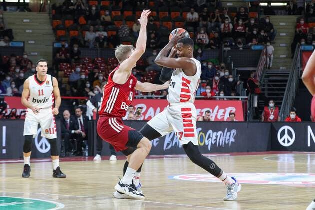 l r in duel, action, with Ognjen Jaramaz 10 FC Bayern Basketball and Livio Jean Charles 17 Olympiakos Piraeus , FC Bayern Basketball vs Olympiakos Piraeus, Euroleague, 04 03 2022 Muenchen Bayern Germany Copyright: xkolbert-press ChristianxKolbertx