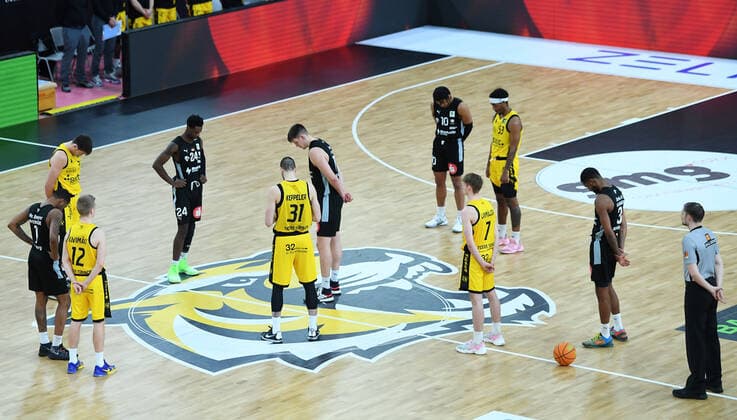 Basketball 2 Bundesliga 2020 2021 28 matchday in the Paul Horn Arena Tigers Tuebingen Nuernberg Falcons 04 03 2022 Minute of silence of both teams before the game in the Paul Horn Arena in memory of the war in Ukraine