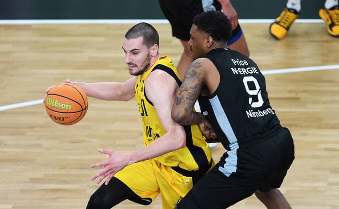 Basketball 2 Bundesliga 2020 2021 28 game day at Paul Horn Arena Tigers Tuebingen Nuernberg Falcons 04 03 2022 Daniel Keppeler li, Tigers vs Josh Price r, Nuernberg