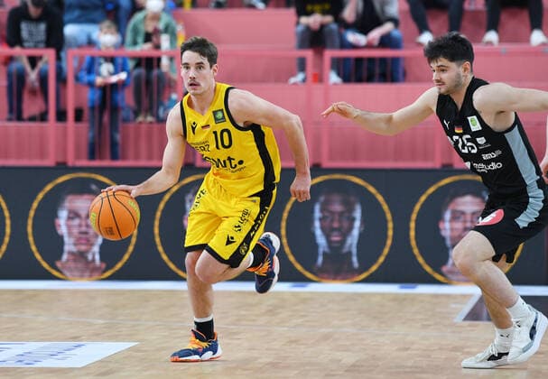 Basketball 2 Bundesliga 2020 2021 28 Matchday at Paul Horn Arena Tigers Tuebingen Nuernberg Falcons 04 03 2022 Gianni Otto li, Tigers on the ball against Tim Koepple r, Nuernberg