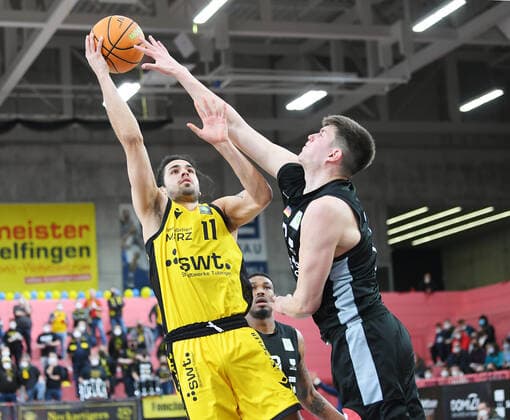 Basketball 2 Bundesliga 2020 2021 28 matchday at Paul Horn Arena Tigers Tuebingen Nuernberg Falcons 04 03 2022 Erol Ersek li, Tigers on the ball against Jonathan Maier r, Nuernberg