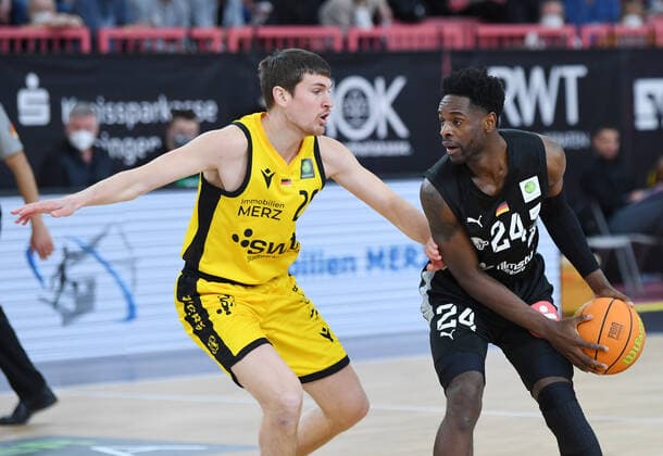 Basketball 2 Bundesliga 2020 2021 28 matchday at Paul Horn Arena Tigers Tuebingen Nuernberg Falcons 04 03 2022 Till Joenke li, Tigers vs Roland Nyama r, Nuernberg
