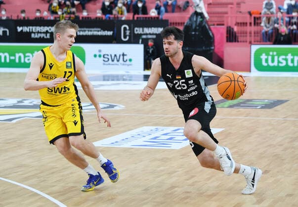 Basketball 2 Bundesliga 2020 2021 28 game day at Paul Horn Arena Tigers Tuebingen Nuernberg Falcons 04 03 2022 Tim Koepple re, Nuernberg vs. Aatu Kivimaeki re, Tigers