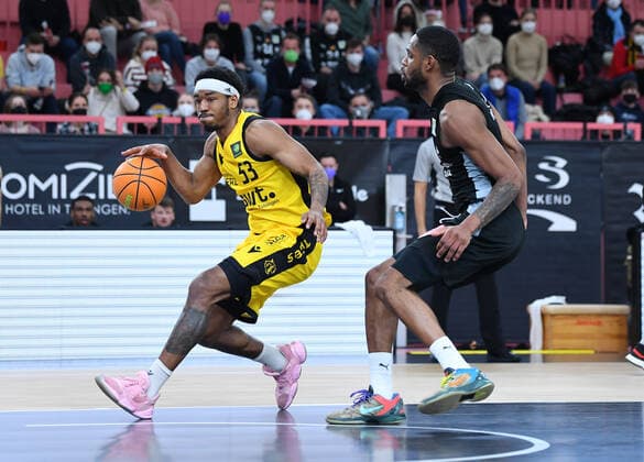 Basketball 2 Bundesliga 2020 2021 28 game day at Paul Horn Arena Tigers Tuebingen Nuernberg Falcons 04 03 2022 Isaiah Crawley li, Tigers vs Antonio Davis r, Nuernberg