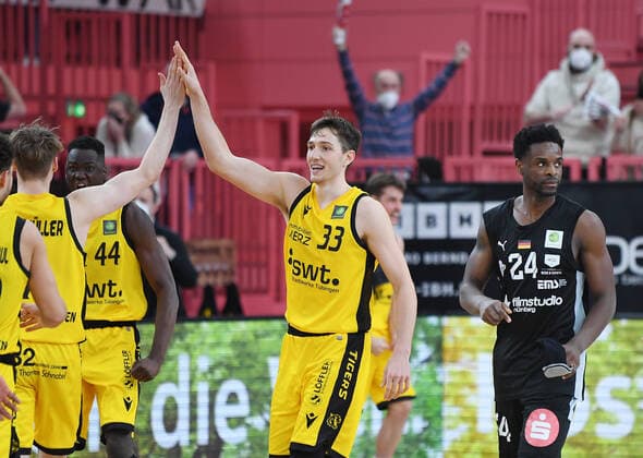 Basketball 2 Bundesliga 2020 2021 28 game day at Paul Horn Arena Tigers Tuebingen Nuernberg Falcons 04 03 2022 CHEER Tigers Ryan Richard Mikesell center high-fives Timo Lanmueller left, Roland Nyama right, Nuernberg disappointed.