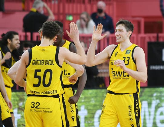 Basketball 2 Bundesliga 2020 2021 28 game day at Paul Horn Arena Tigers Tuebingen Nuernberg Falcons 04 03 2022 CHEER Tigers Ryan Richard Mikesell re high-fives Joanic Gruettner Bacoul