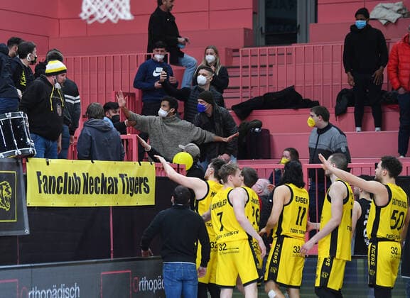 Basketball 2 Bundesliga 2020 2021 28 game day at Paul Horn Arena Tigers Tuebingen Nuernberg Falcons 04 03 2022 Tigers players try to calm down Tigers fans and Nuernberg Falcons fans at Paul Horn Arena