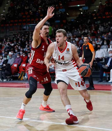 04 03 2022, Euroleague, FC Bayern Basketball vs Olympiacos Pireaus , Audi Dome, Basketball, Sports, in the picture Nihat Djedovic FCB Basketball vs Sasha Vezenkov Olympiacos Piraeus