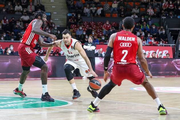 l r in duel, action, with Othello Hunter 8 FC Bayern Basketball , Kostas Sloukas 11 Olympiakos Piraeus , Corey Walden 2 FC Bayern Basketball , FC Bayern Basketball vs Olympiakos Piraeus, Euroleague, 04 03 2022 Muenchen Bayern Germany Copyright: xkolbert-press ChristianxKolbertx