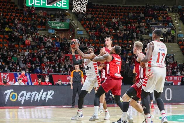 in duel, action, with Hassan Martin 12 Olympiakos Piraeus , Thomas Deshaun 1 FC Bayern Basketball , FC Bayern Basketball vs Olympiakos Piraeus, Euroleague, 04 03 2022 Muenchen Bayern Germany Copyright: xkolbert-press ChristianxKolbertx