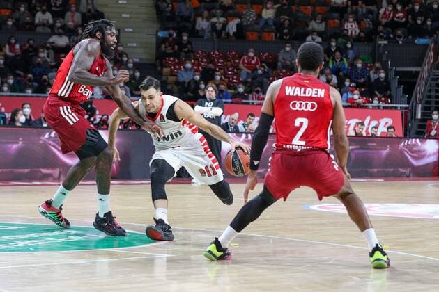 l r in duel, action, with Othello Hunter 8 FC Bayern Basketball , Kostas Sloukas 11 Olympiakos Piraeus , Corey Walden 2 FC Bayern Basketball , FC Bayern Basketball vs Olympiakos Piraeus, Euroleague, 04 03 2022 Muenchen Bayern Germany Copyright: xkolbert-press ChristianxKolbertx