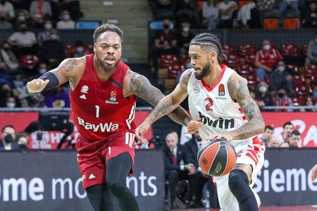 l r in duel, action, with Thomas Deshaun 1 FC Bayern Basketball and Tyler Dorsey 2 Olympiakos Piraeus , FC Bayern Basketball vs Olympiakos Piraeus, Euroleague, 04 03 2022 Muenchen Bayern Germany Copyright: xkolbert-press ChristianxKolbertx