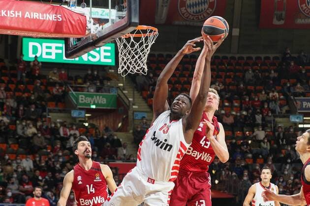 in duel, action, with Moustapha Fall 10 Olympiakos Piraeus and Leon Radosevic 43 FC Bayern Basketball , FC Bayern Basketball vs Olympiakos Piraeus, Euroleague, 04 03 2022 Muenchen Bayern Germany Copyright: xkolbert-press ChristianxKolbertx