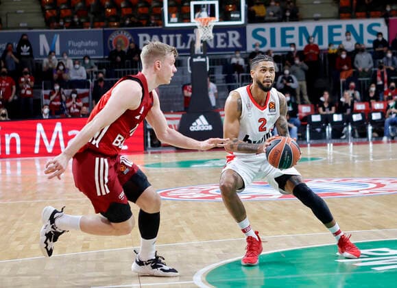 04 03 2022, Euroleague, FC Bayern Basketball vs Olympiacos Pireaus , Audi Dome, basketball, sports, in the picture Ognjen Jaramaz FCB Basketball vs Tyler Dorsey Olympiacos Piraeus