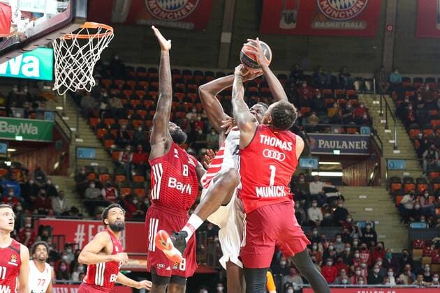 in duel, action, with Moustapha Fall 10 Olympiakos Piraeus ,, Othello Hunter 8 FC Bayern Basketball , Thomas Deshaun 1 FC Bayern Basketball , FC Bayern Basketball vs Olympiakos Piraeus, Euroleague, 04 03 2022 Muenchen Bayern Germany Copyright: xkolbert-press ChristianxKolbertx