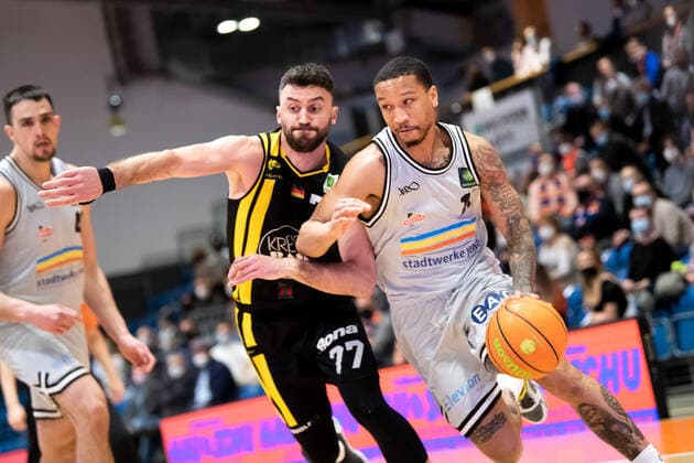 BARMER 2 Basketsball Bundesliga ProA season 2021 2022 27 matchday on 4 3 22 Medipolis SC Jena vs Kirchheim Knights v re Rayshawn Simmons Jena on the ball against Besnik Bekteshi Kirchheim Sparkassen Arena