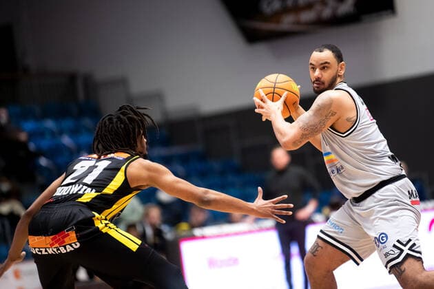 BARMER 2 Basketsball Bundesliga ProA season 2021 2022 27 matchday on 4 3 22 Medipolis SC Jena vs Kirchheim Knights v re Davonte Lacy Jena on the ball against Rohndell Goodwin Kirchheim Sparkassen Arena